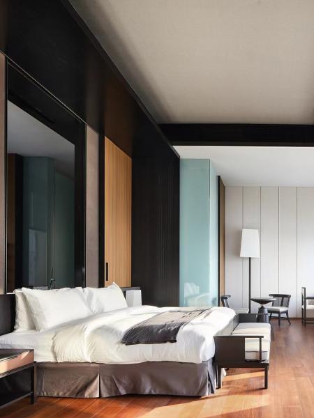 Luxury Modern Hotel Bedroom Furniture Sets Walnut Veneer Bed E1 Plywood Customized