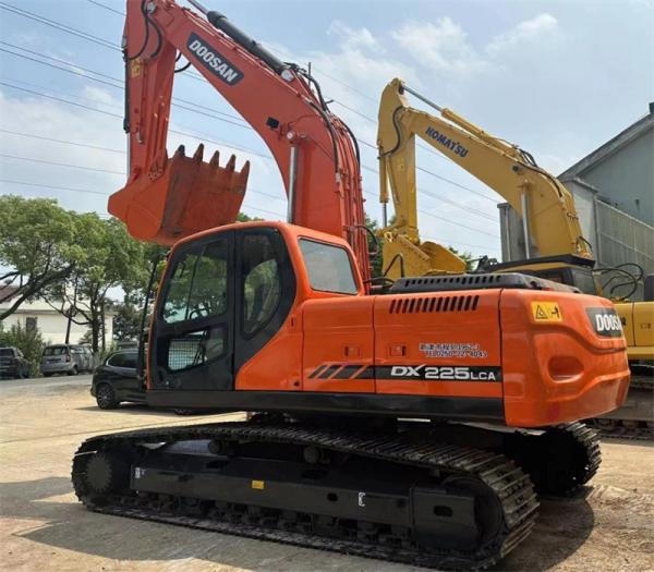 Venda em bom estado, de segunda mão, escavadeira hidráulica Doosan DX225LC.