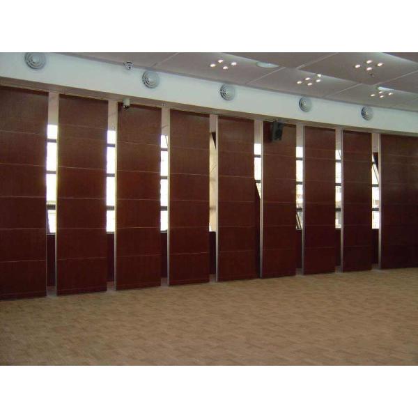 Pared de división movible del sitio del plegamiento de madera acústico del hotel con la puerta del paso