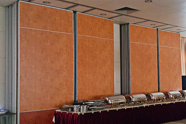 Separação acústica de madeira da parede do rolamento do hotel com portas deslizantes