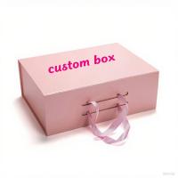 Boîtes cadeaux magnétiques roses imprimées de luxe avec poignée en ruban, logo personnalisé, emballage en carton rigide pour vêtements