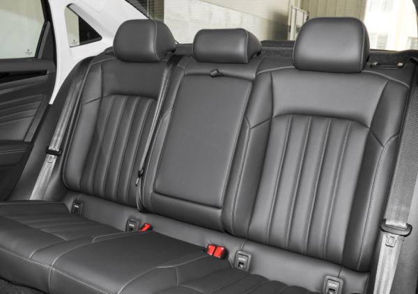 Sedan médio do assento da porta 5 do carro 280TSI 4 de Volkswagen Passat 2023