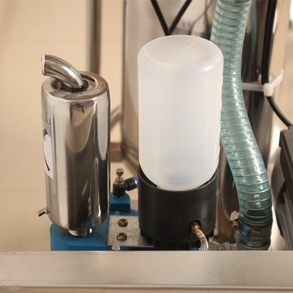 HL-JN02 Double Bucket 220V/50Hz Vacuum Pump Cow Milking Machine with 1.1KW Power for Small Dairy Farms