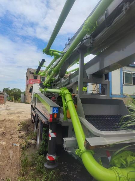 La société propose directement une pompe à béton Zoomlion rouge utilisée avec une portée verticale de 38 m