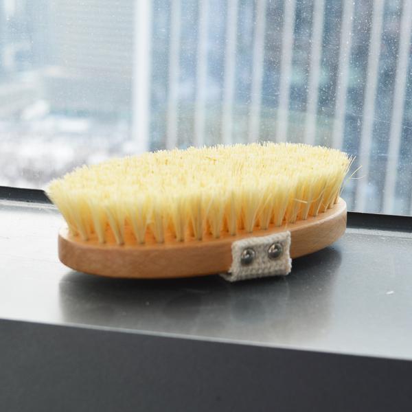 Sisal Bristle Dry Body Brush for Exfoliating Cellulite and Massaging Dry Skin in Wood Color