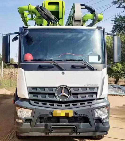 Zoomlion concrete pump truck with 59-meter long boom is equipped with Mercedes-Benz chassis