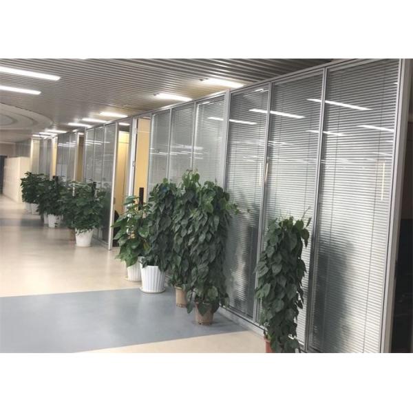 Стены стеклянного раздела офиса со шторкой жалюзи