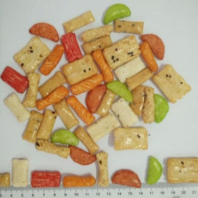Здоровое хрустящее смешивание следа шутихи риса с вкусом арахисов хорошим зажарило хрустящие закуски популярные