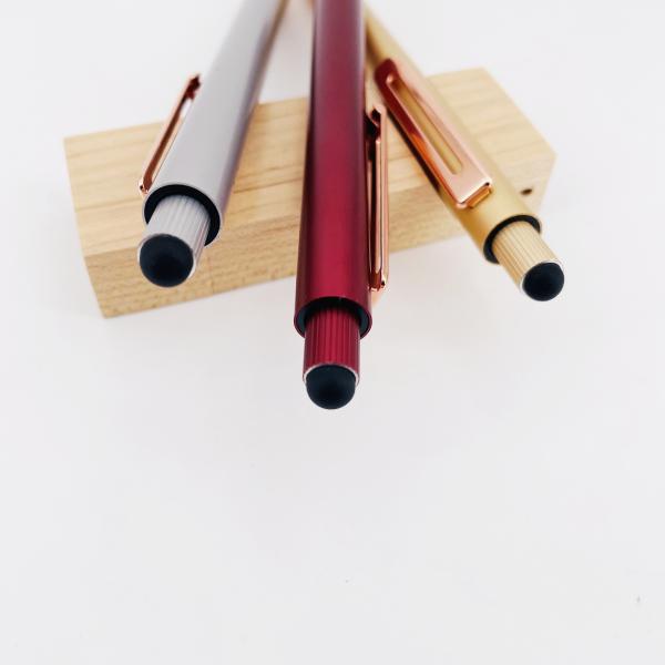 Le stylo à bille mat de texture de luxe est un stylo à bille en aluminium à écran tactile de type presse