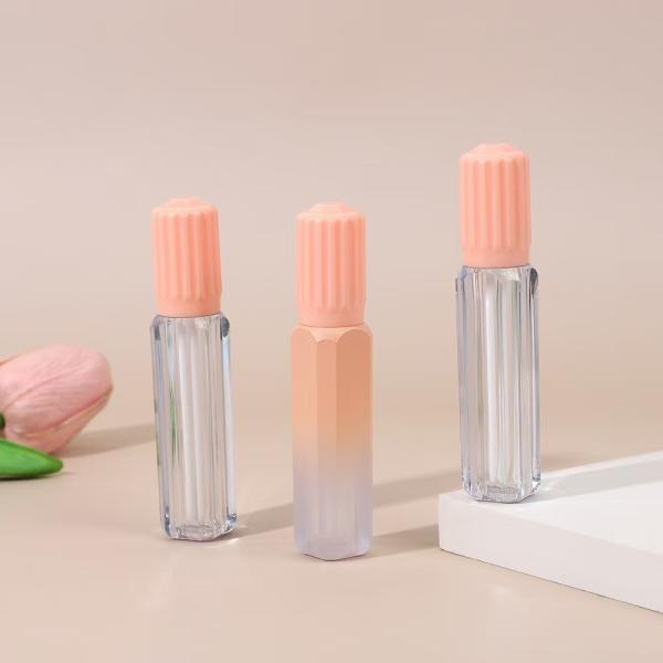 Cubierta de diseño de engranaje con pincel plástico tubo de esmalte labial en varios colores