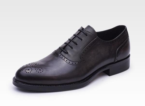 O estilo clássico de Oxford das sapatas de vestido formal dos homens do plutônio anunciou sapatas feitos a mão para o negócio