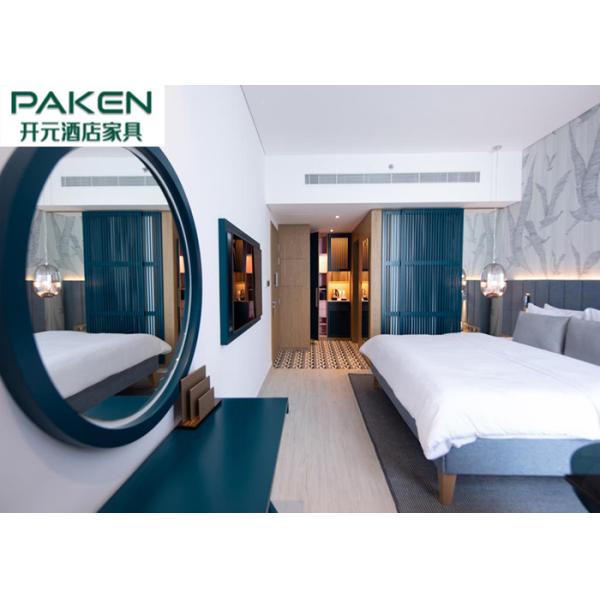 Гостиничный номер медового месяца среднеземноморских мебелей спальни гостиницы стиля романтичный