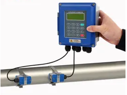 DN50 Clamp On Ultrasonic Flow Meter Versatile Environmentally Friendly Liquid Measurement
