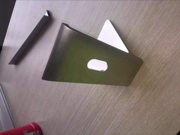 O alumínio anodizado prata da perfuração do Cnc de Aa20um expulsou perfis para a base do computador