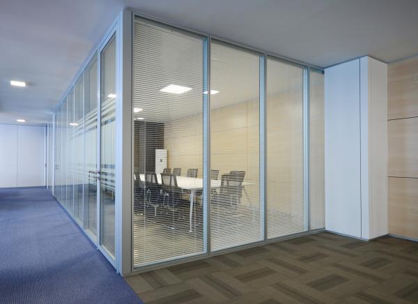 Paroi séparative en verre à cadre unique en aluminium vitré avec portes