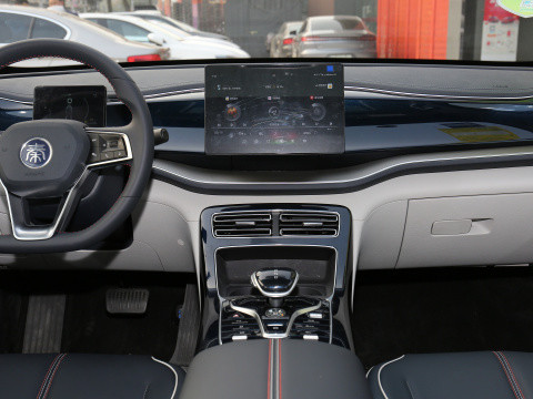 Национальный VI BYD QIN PLUS 2021 EV DM-I 55KM 1.5L 81кВт 4 двери 5 местный седан