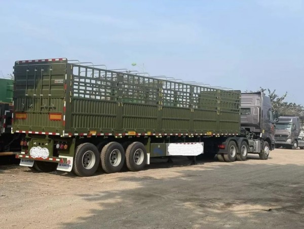 Nouvelle conception CIMC - Semi-remorques cargo à ridelles abordables à 3 essieux, capacité de 50 tonnes et matériau en acier