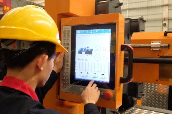 450 Ton SGS Stretch Screw Barrel Injection Molding Machine Melting Time Less