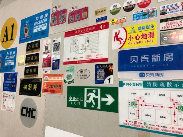 UV Inkjet Printing Building Advertising Banners On Acrylic Board With Brand Logo