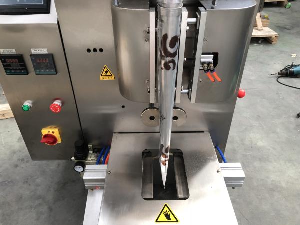 AC220V 50 / 60Hz Automatic Packing Machine With Screw Conveyor 10-40 bags/min