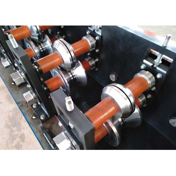 следы стержня металла и канала следа u стальные освещают стальной крен киля формируя машину