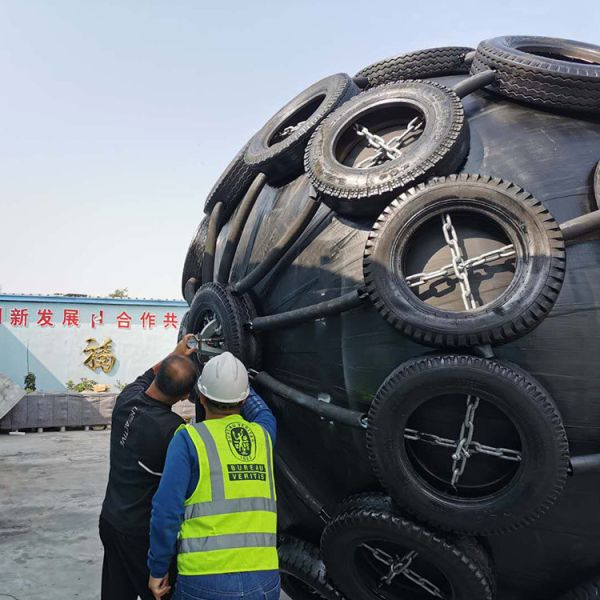 ISO17357 Certified Pneumatic Rubber Fender 50/80Kpa Pressure For Marine Protection