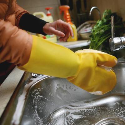 Uso fácil das luvas amarelas da esponja da lavagem da louça do agregado familiar para a limpeza da cozinha