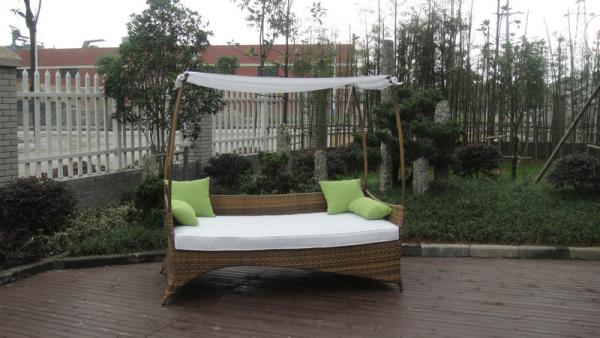 Brown Roofed Outdoor Swimming Pool Wicker Daybed With Long Pillow