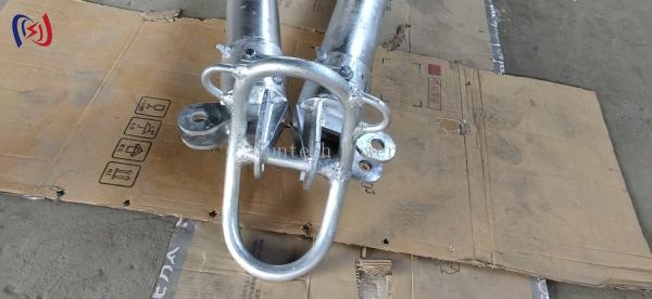 Une forme tubulaire des outils de stringing dans les outils d'érection de tour