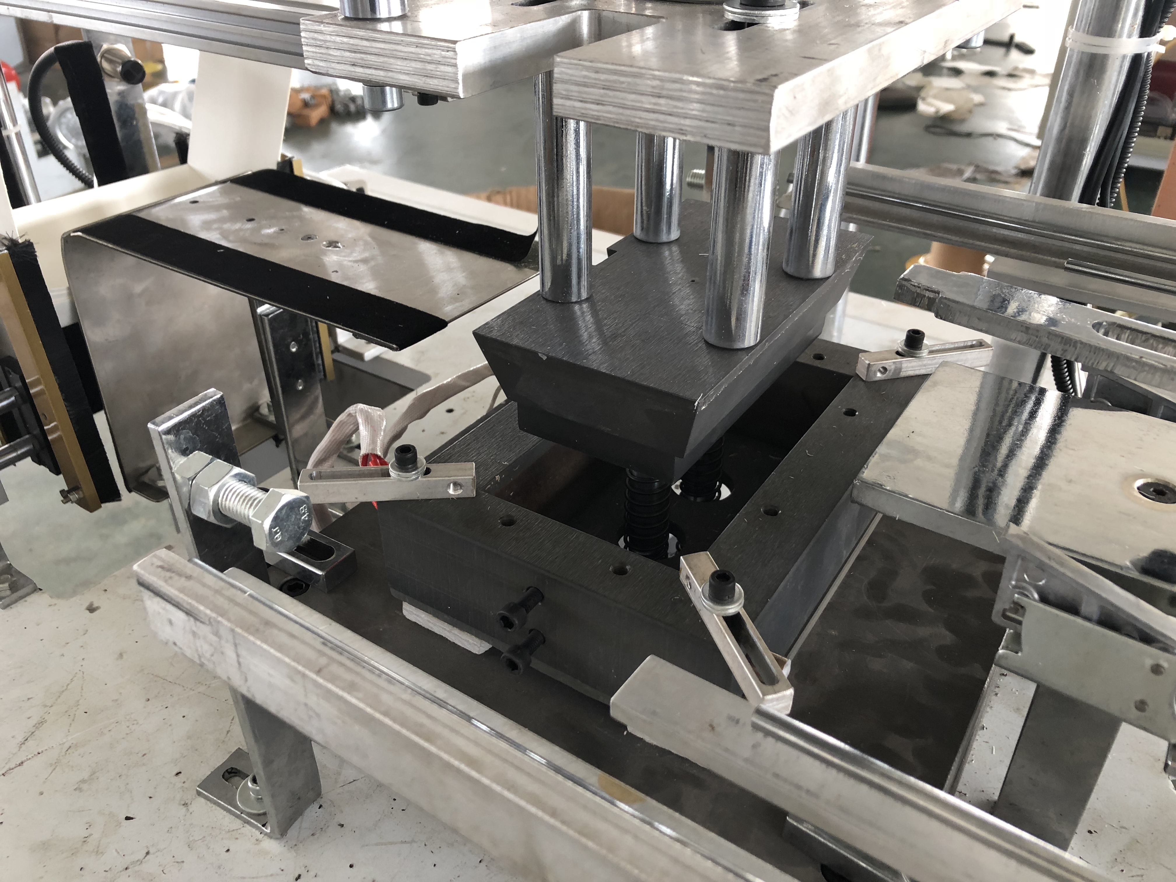 CHJ-E Automatic Paper Lunch Box Making Machine