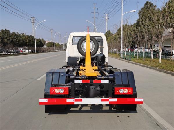 FORLAND 4x2 Garbage Compactor Trucks 5 Tons Euro 6 Emission Standard Manual Transmission