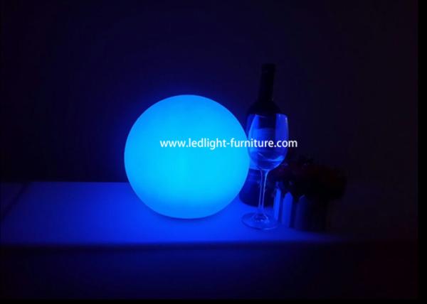 As multi cores conduzidas iluminam acima o diâmetro de bola 16 para a decoração da árvore de Natal