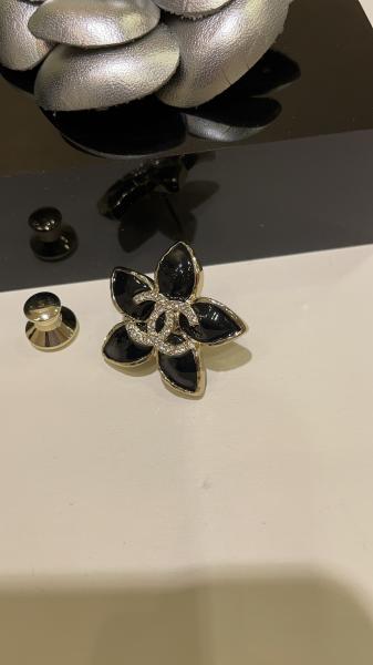 Black Enamel Floral Brooch Copper Luxury Brooch Anti Allergy Lightweight