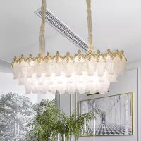 Des chandeliers en verre avec un design élégant et innovant