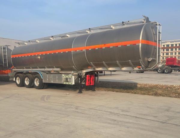 The latest process design of CIMC is a three-axis liquid medium semi-trailer made of high-strength steel/ Liquid Tanker Truck