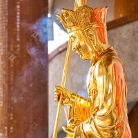 L' art du Ksitigarbha Bodhisattva en feuille de bronze et d'or