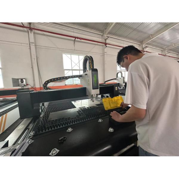 Raytools Laser Head Metal Stainless Steel Tube and Iron Sheet Automatic Closed Fiber Laser Cutting Machine