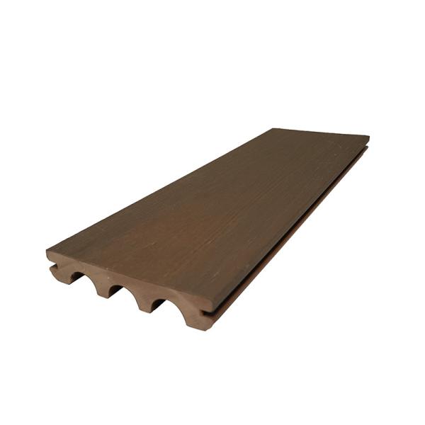 Pavimentação exterior de PVC com grânulos apertados acima de 18 mm para bloquear detritos e resistir a areia