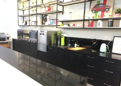 Bancadas afiadas pretas comerciais de quartzo do revestimento que olham como o mármore