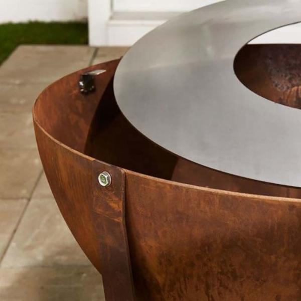 Grande semi madeira da esfera que queima a bacia de fogo de Corten e a grade de aço de Plancha