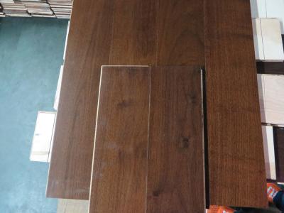 La noix américaine souillée par Latte a machiné le plancher de bois dur avec le finissage laqué UV