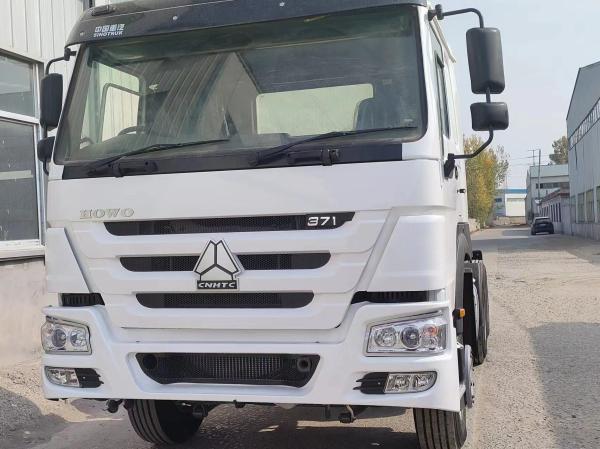 6-8L Manual Transmission Sinotruk HOWO 6*4 Tractor Truck for Heavy Load Transportation