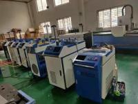 machine de soudure de laser en métal 1500W tenu dans la main avec la tête de soudure de WSX