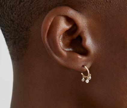Pendientes de aro de latón chapados en oro de 14K con engaste de bisel de circonita