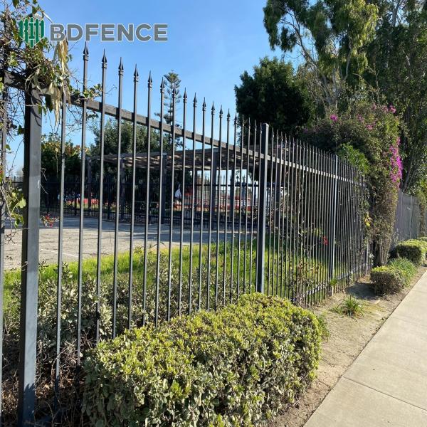 Современный прозрачный металлический трубчатый забор