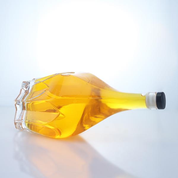 Flint Glass Embossed Design Screw Cap Spirit Bottle for Whisky Vodka Tequila Gin Rum