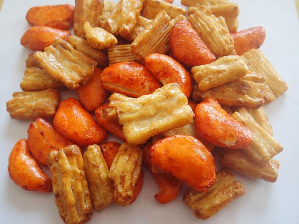 O alimento saudável dos biscoitos do arroz dos petiscos por atacado da grão mistura o petisco do biscoito do arroz