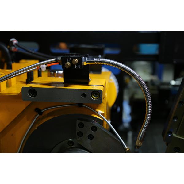 Scie circulaire industrielle CNC à poussée angulaire rouge et noire