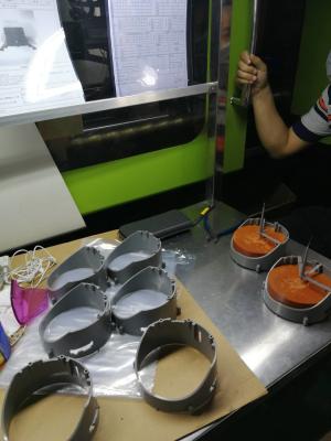 A injeção plástica da máquina de venda automática parte Singel/multi material da roda POM da roda denteada do verde da cavidade
