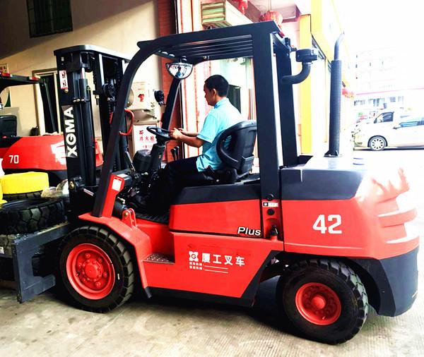 2/3 Stage Mast Diesel Forklift Truck 4.2 Ton Loading Japanese Engine